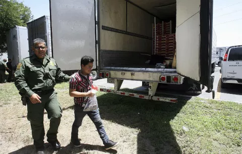 Policía de EE.UU. rescata a 17 indocumentados encerrados en un camión en Texas
