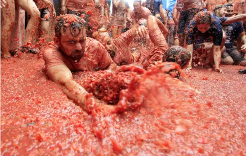 La tradicional Tomatina en España reúne a miles de personas 
