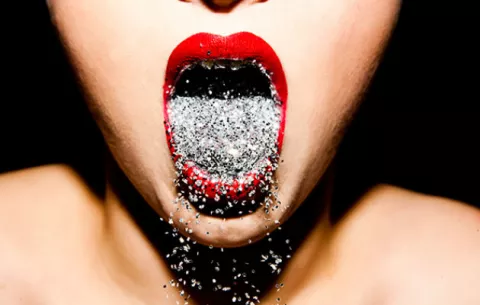 'Glitter Tongue', la peligrosa tendencia de hacer brillar la lengua
