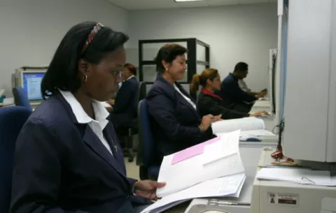 Urge  revisar salarios de todos los trabajadores del país 