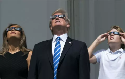 Trump observó el eclipse solar sin gafas por unos segundos