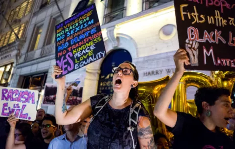 Nueva York recibe a Trump con protestas y entre grandes medidas de seguridad