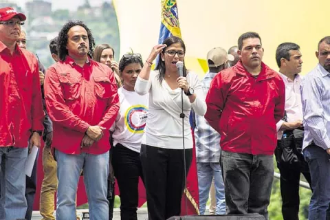 Chavismo y oposición llaman a marchar hoy hacia el Parlamento
