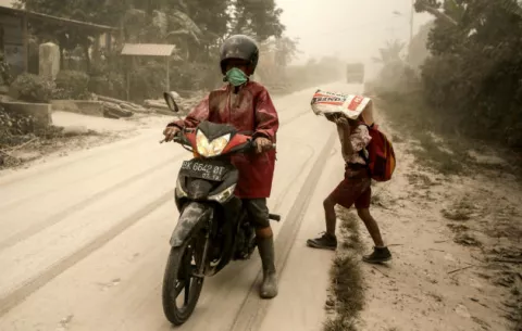 Volcán indonesio expulsa humo y causa una lluvia de cenizas