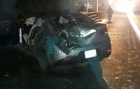 Auto se vuelca en la carretera hacia Buena Vista