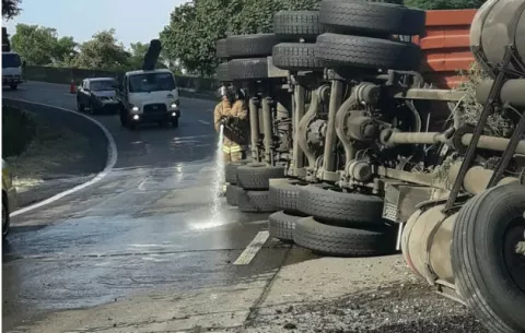 Se vuelca pesado vehículo en el tramo carretero de Loma Campana