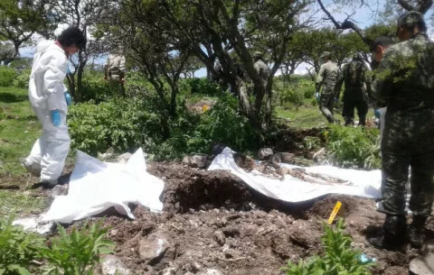 Encuentran 14 cuerpos en una fosa clandestina del centro de México