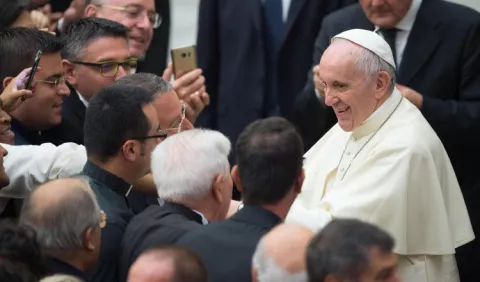 Papa, cauteloso con reuniones