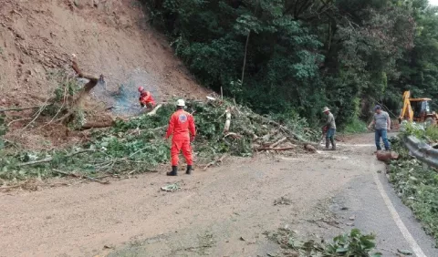 Despejada la vía hacia Santa Fe  tras derrumbe