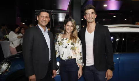 Coctel por presentación de automóvil