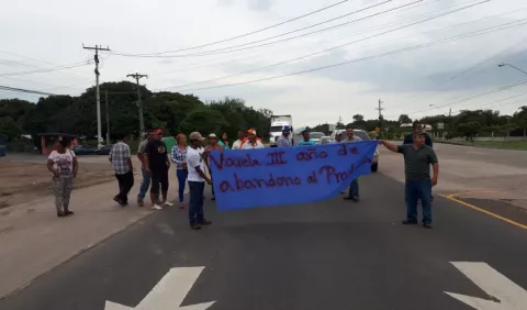 Arroceros cierran vía, exigen pagos del BDA
