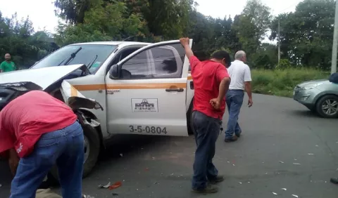 Funcionario del MOP,  borracho,  impacta camión