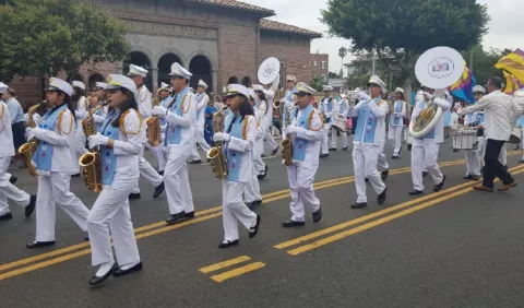 Panameños en  desfile hispano de Los Ángeles