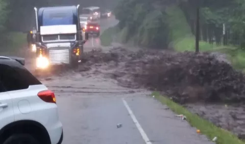 Se desborda quebrada en Bambito