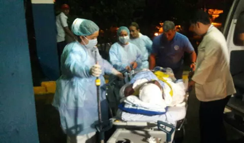 Se desploma árbol sobre 2 trabajadores   