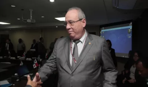 Defensa de expresidente pide audiencia