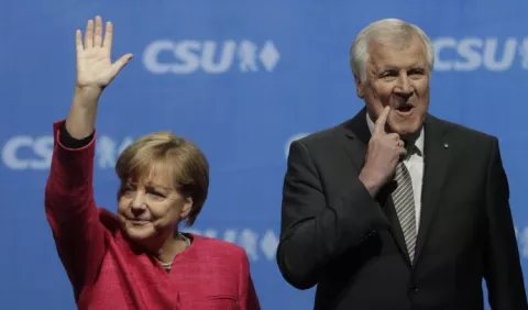 Merkel cierra su campaña entre abucheos 