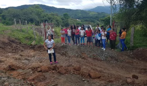 Destruyen calle de acceso hacia albergue juvenil