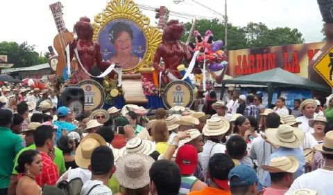 Gran desfile de carretas recorre vías de Guararé