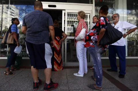 Puertorriqueños suman a sus penurias  la falta de efectivo