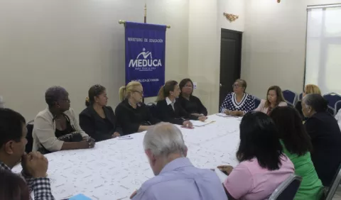 Colegios menos costosos son    obligados a cerrar