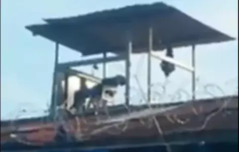 Sancionarán a policía que se quedó dormido en la cárcel