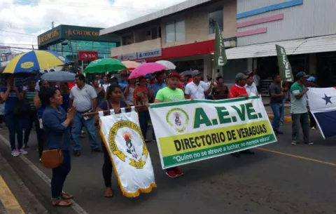 Profesores denuncian amenazas de las autoridades, mientras continúan huelga
