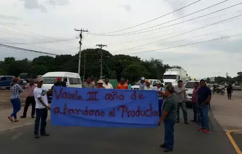 Arroceros de Penonomé se sienten abandonados y cierran la Interamericana