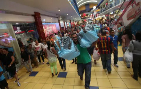 Desplegarán 1,500 policías en centros comerciales de Panamá por súperofertas