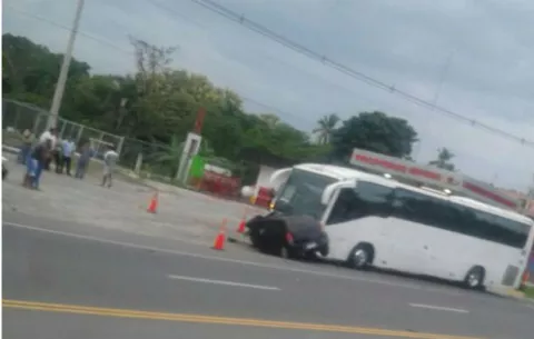 Un muerto deja accidente entre bus y auto en San Carlos
