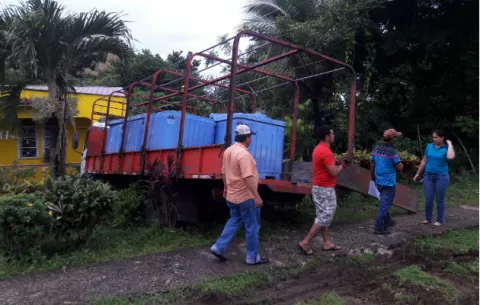 Tras colisión con un sedán, camión casi impacta vivienda en Punta Mono hacia Atalaya 