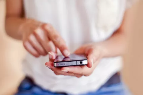 Revisar el celular de la pareja, un delito federal en Argentina