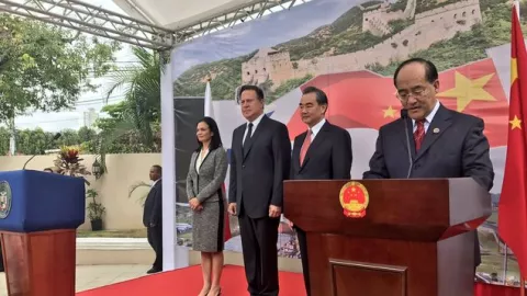 China y Panamá se estrechan la mano tras apertura de nueva embajada