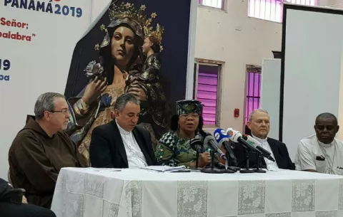 Panameña recibió milagro de sanación por sacerdote Casey