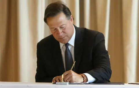 Varela sanciona ley de contrataciones públicas, con mora de tres años