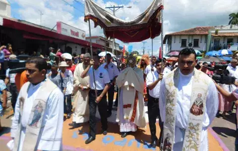 Renuncia sacerdote de La Villa y dice que no fue por una mujer