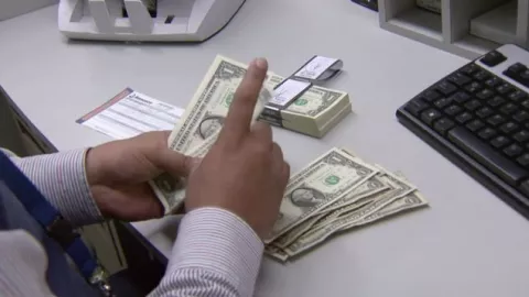 Jubilados piden pagos de XIII mes atrasados se realice en efectivo y no en bono