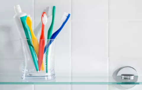 ¿Te has preguntado como debe usar tu cepillo dental?