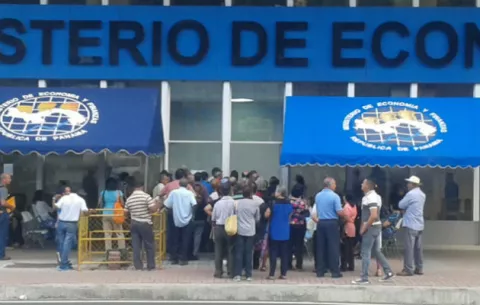 Jubilados acuden  en masa  al MEF por el CEPADEM