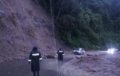 Vía que va de Volcán a Renacimiento sigue cerrada por derrumbe