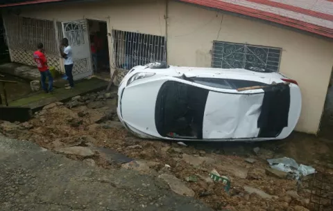 Muro se desploma y auto cae cerca de residencia  en Puerto Pilón