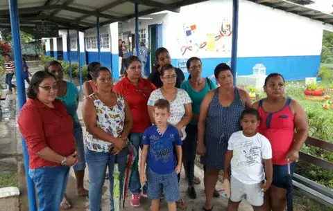 Peligro por poste de alta tensión en escuela de Santa Ana de Los Santos  