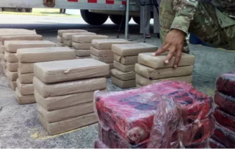Decomisan 828 paquetes de droga en Puerto Caimito, capturan a tres panameños 