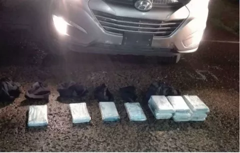 Sorprenden a dos colombianos con 13 paquetes de cocaína