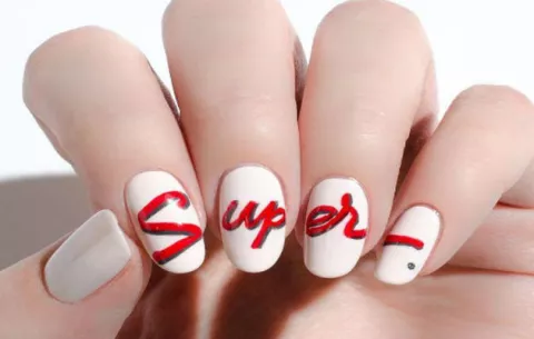 ¿Te gustaría llevar tus uñas pintadas con el estilo de frases?