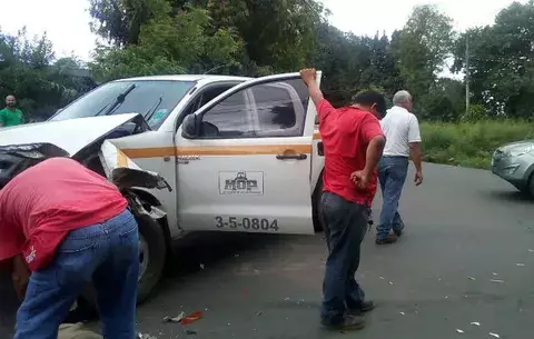 Funcionarios borrachos colisionan auto del MOP y ofrecen coima a policías