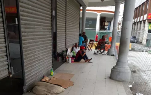 Siguen indigentes en las calles de ciudad de Colón