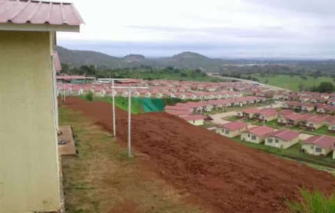Enfrentados residentes y promotora en La Valdeza por falta de agua