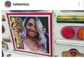 Conductor de un 'diablo rojo' cumple el sueño de diputada Katleen Levy