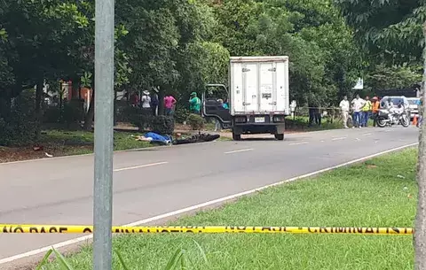 Muere motociclista en colisión con camión de reparto en Aguadulce